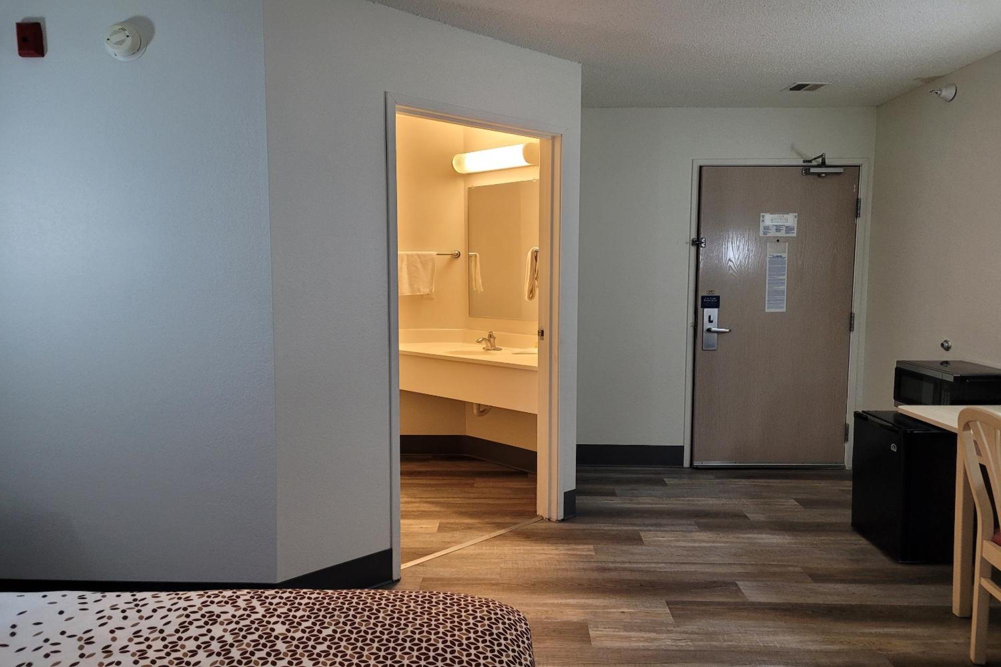 Modern Stay 39 Lakeview By Oyo Minonk Exterior photo